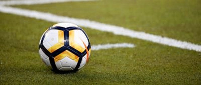 Una pelota de fútbol en un campo